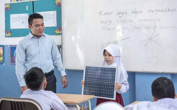 Student explains solar panels to class